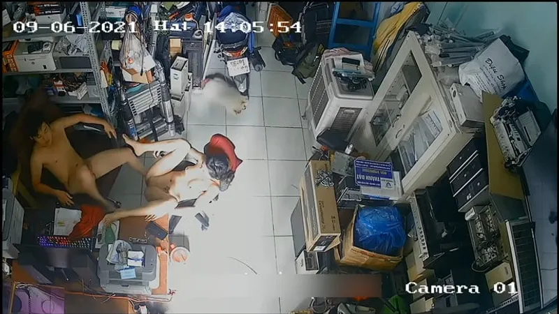 Bà xã ông chồng địt nhau trong của hàng máy tính