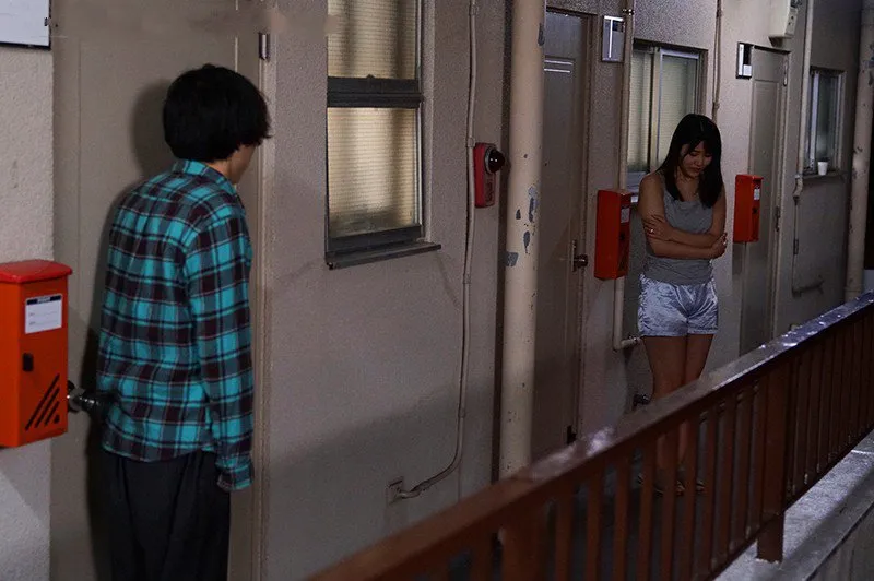 Bí mật lén lút với cô nàng nhà bên cãi nhau bị anh xã đuổi ra cửa