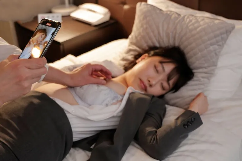 Chuyến công tác với kẻ hiển hách quấy rối ở công ty, cô gái bị chuốc thuốc ngủ