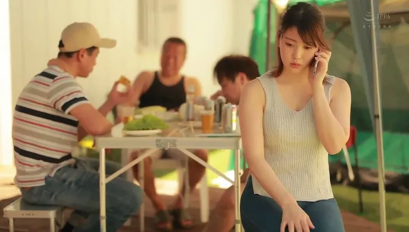 Chồng khờ để vợ tham gia sự kiện cắm trại với mấy gã nhà sát bên và cái kết