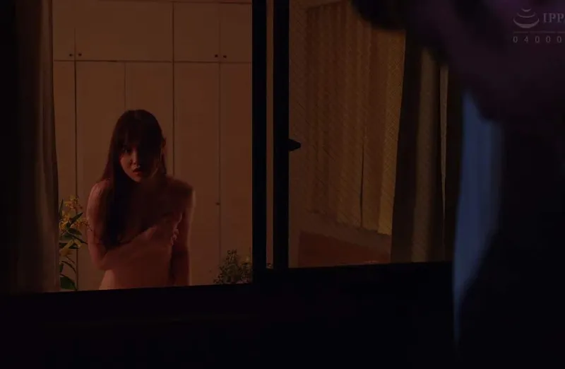 Em hotgirl cạnh nhà chồng yêu gã chồng hàng xóm thường xuyên thay đồ ở ngay cửa sổ