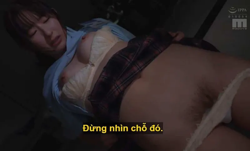 Người sếp trên lập mưu quan hệ với cô em dưới chảnh chọe lười nhác, suốt ngày chỉ chăm chăm nhắn tin yêu đương.